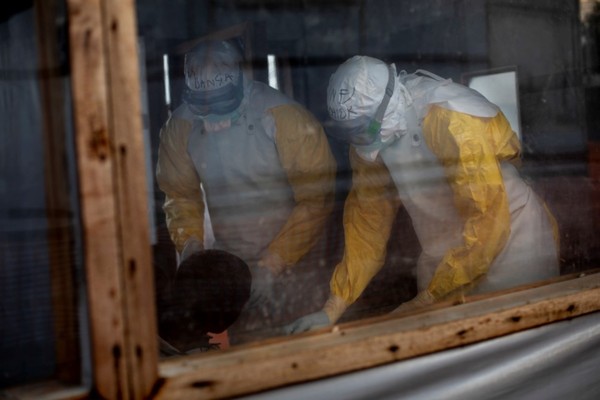 Ébola: así trabajan los médicos para frenar la epidemia » Ñanduti