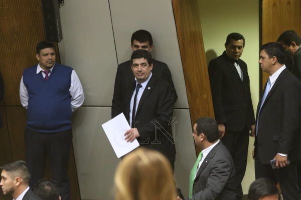 Se filtran nuevos mensajes que comprometen a Hugo Velázquez