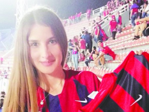 Conmovió a todos con la camiseta de su papá
