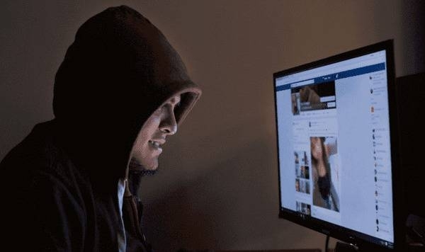HOY / Perfil falso de mujer, luego denuncian acoso, y extorsión: sacan millones a "galanes"“