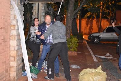Senador Salomón agredió a escrachadores en San Lorenzo - Nacionales - ABC Color