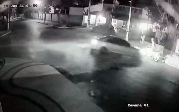 Automovilista casi atropella dos veces a un motociclista - Nacionales - ABC Color
