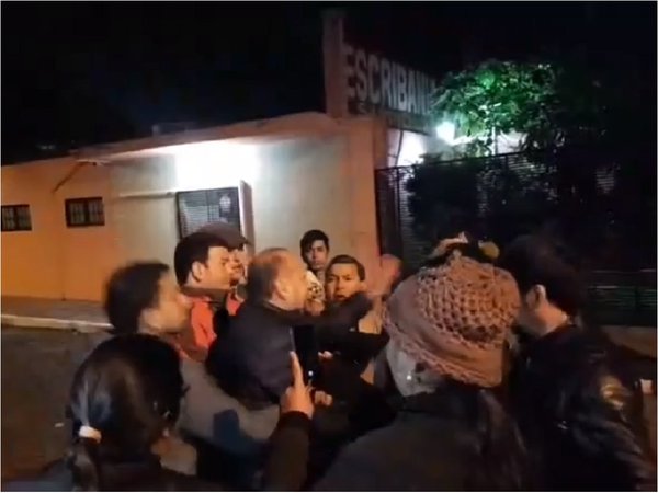 Senador Óscar Salomón, a los golpes con manifestantes que escracharon a su hijo, Felipe Salomón