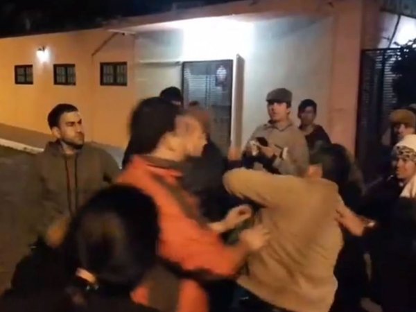 Le gritaron "ladrón" al senador Cachito Salomón y repartió trompadas
