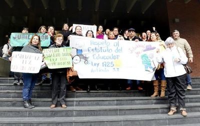 Crispación entre docentes porque el MEC no otorga jubilaciones a tiempo - Locales - ABC Color