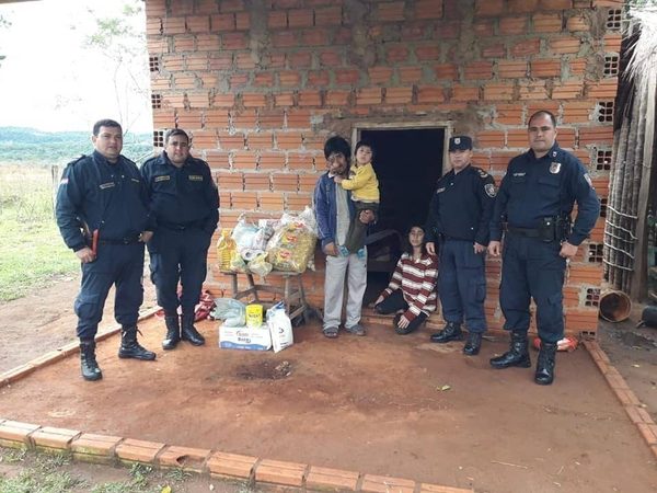 GUAIRA: VIRALIZAN ACCIÓN SOLIDARIA DE POLICÍAS CON UNA FAMILIA EN BORJA