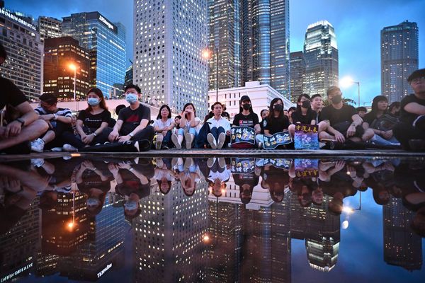 Policía de Hong Kong lanza gas contra manifestantes en protestas multitudinarias