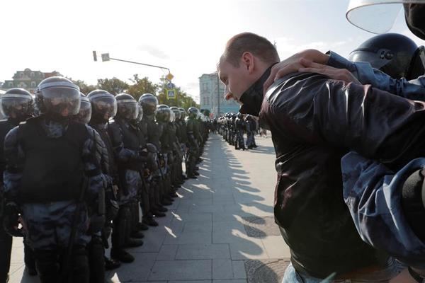Casi 700 detenidos en nuevo pulso entre la oposición y las autoridades rusas | .::Agencia IP::.