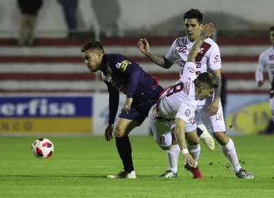 Una genialidad de Zaracho reanima a Nacional