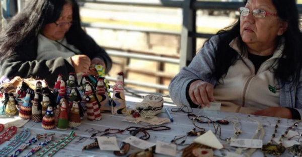 Exposición de artesanía indígena en la Costanera