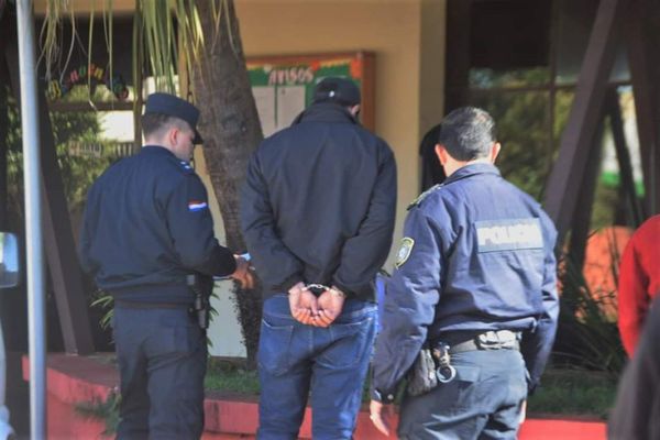 Empleado pedía dinero a sus pares
