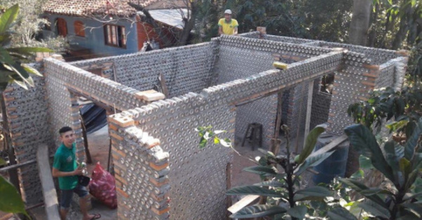 Con 15 mil latas levanta para su casa