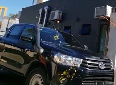 Huevazos para el vicepresidente Hugo Velázquez por acuerdo entreguista - Nacionales - ABC Color