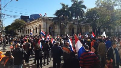 Ciudadanos se manifiestan en defensa de Itaipú