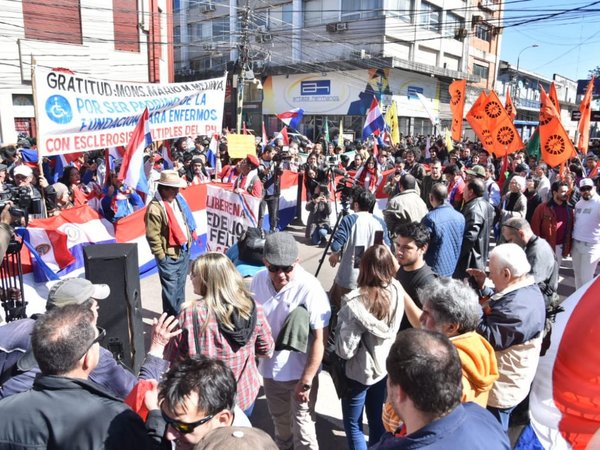 Siguen manifestaciones por el juicio político