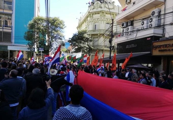 HOY / Jóvenes se manifiestan "por la defensa de la soberanía hidroeléctrica"