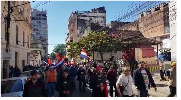Ciudadanos marchan en la capital exigiendo castigo a responsables de acta entreguista - ADN Paraguayo