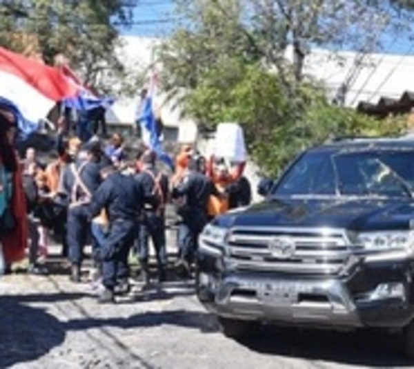 Escrache: A huevazos despidieron al vicepresidente - Paraguay.com