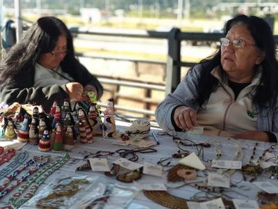 Mujeres indígenas del Chaco exponen artesanías en la Costanera » Ñanduti