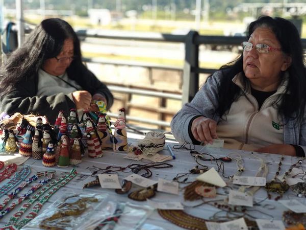 Mujeres indígenas del Chaco exponen artesanías en la Costanera » Ñanduti