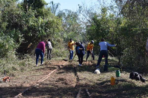 Jóvenes y adultos limpian vías del tren en Pirayú - Nacionales - ABC Color