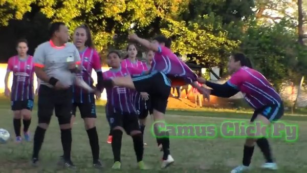 'Sacaron a patadas' a los árbitros en una liga femenina