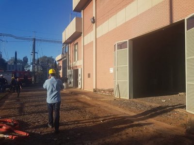 Bomberos controlan incendio en subestación de la ANDE