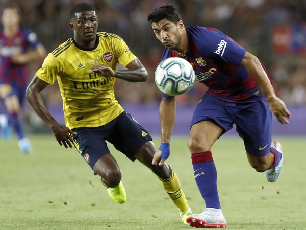 Luis Suárez le da el Trofeo Gamper al Barça