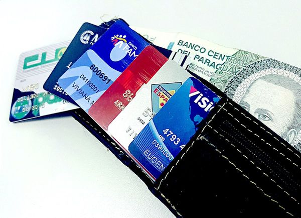 Casi 2.000 tarjetas de crédito por mes salieron del mercado