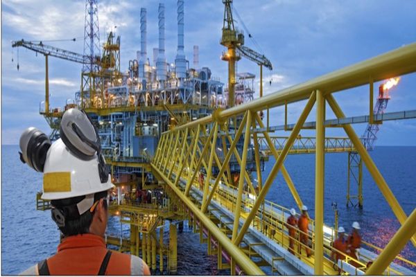 Las gigantes petroleras administradas por gobiernos latinoamericanos tienen dificultades