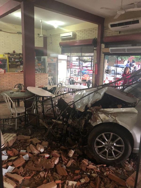 Aparatoso choque contra local de comidas rápidas en Ypacaraí - Nacionales - ABC Color