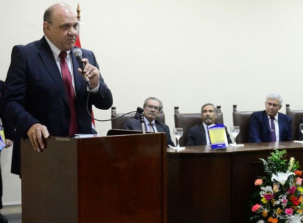 Presentaron Código Penal Comentado de Nelson Mora - Judiciales y Policiales - ABC Color