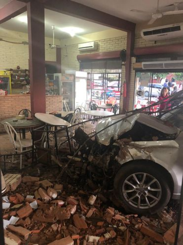 Terminó contra un local de comidas rápidas