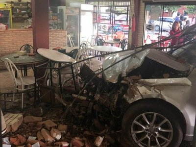 Auto choca contra local de comidas en Ypacaraí