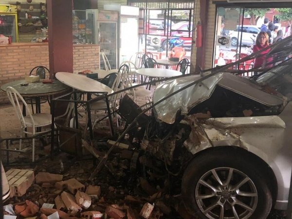 Auto choca contra local de comidas en Ypacaraí