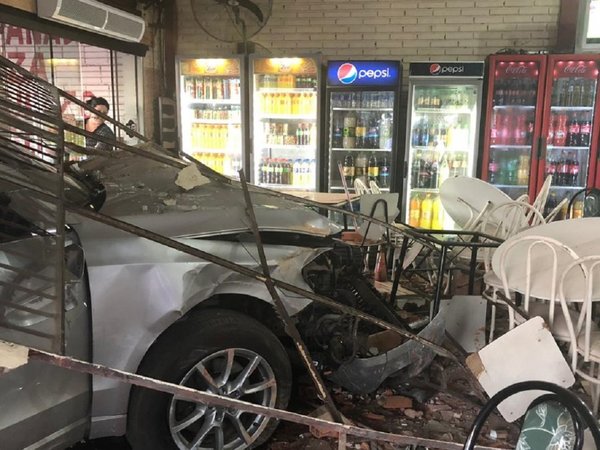 Violento choque contra un local comercial en Ypacaraí