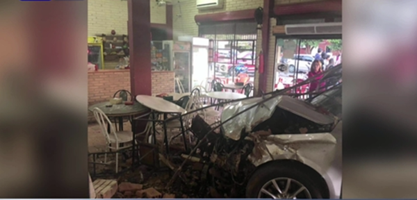 Perdió el control de su auto e ingresó a un local gastronómico | Noticias Paraguay