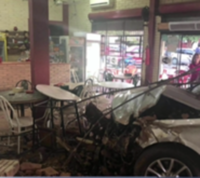 Perdió el control de su auto e ingresó a un local gastronómico - Paraguay.com