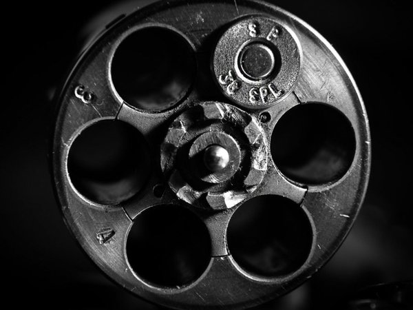 Se mató de un tiro en la cabeza jugando ruleta rusa