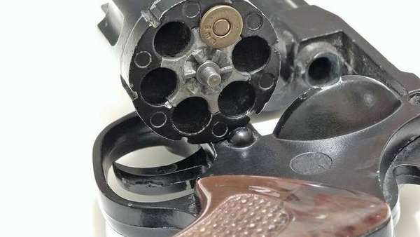 SE MATÓ DE UN TIRO EN LA CABEZA JUGANDO RULETA RUSA