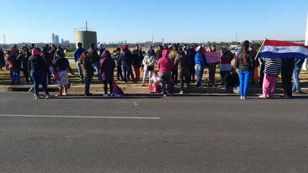Bañadenses bloquean Costanera exigiendo viviendas sociales