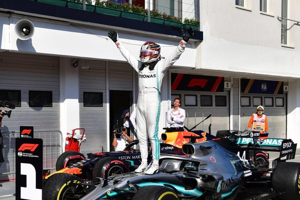 Hamilton ratificó liderazgo con espectacular triunfo