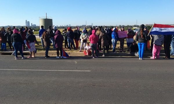 Bañadenses bloquean Costanera exigiendo viviendas sociales