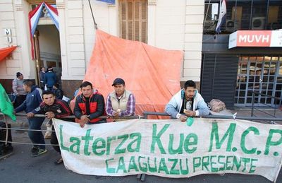 Caaguaceños reclaman construcción de 62 viviendas frente al MUVH