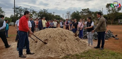 Palada inicial para construir aulas en el distrito de Tavapy