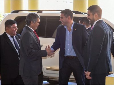 Colorados negocian unificar bancadas para evitar juicio político