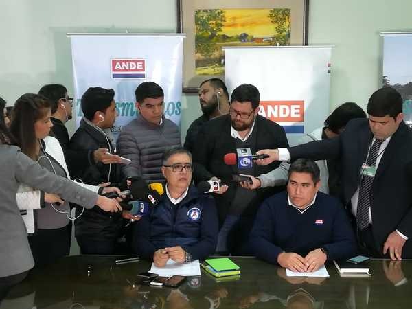 ANDE normalizó servicio eléctrico en barrios afectados tras principio de incendio | .::Agencia IP::.