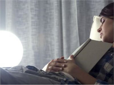 Dormir con la luz encendida eleva riesgo de padecer enfermedades