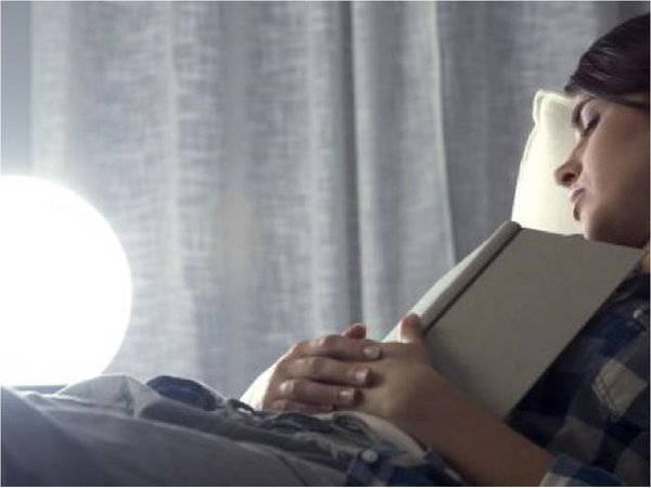 Dormir con la luz encendida eleva riesgo de padecer enfermedades