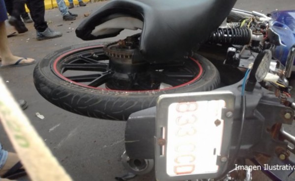Perdió el control del biciclo y murió al chocar contra un camión